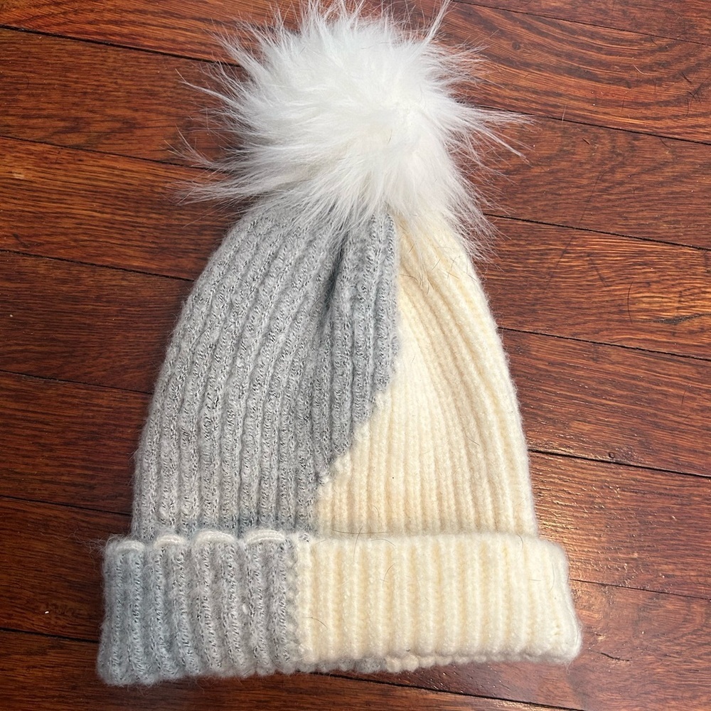 Chic Women's Knit Hat with Fluffy Pom Pom - Gray and Cream